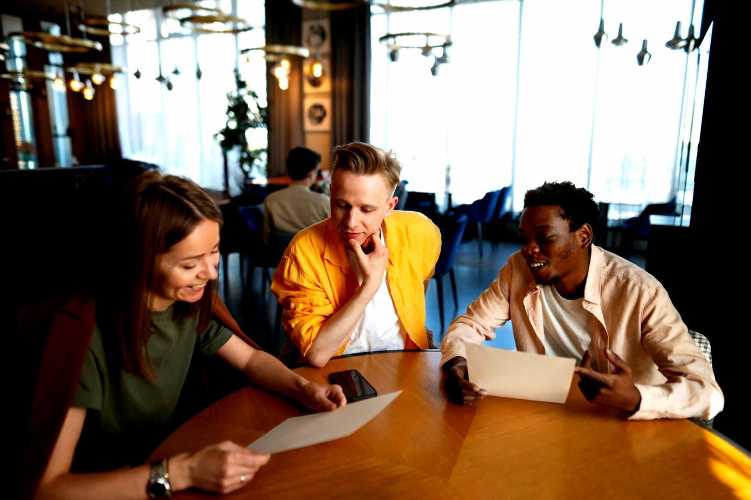 Erfahrene Führungskraft bei der Strategieentwicklung mit Fokus auf Personalmanagement