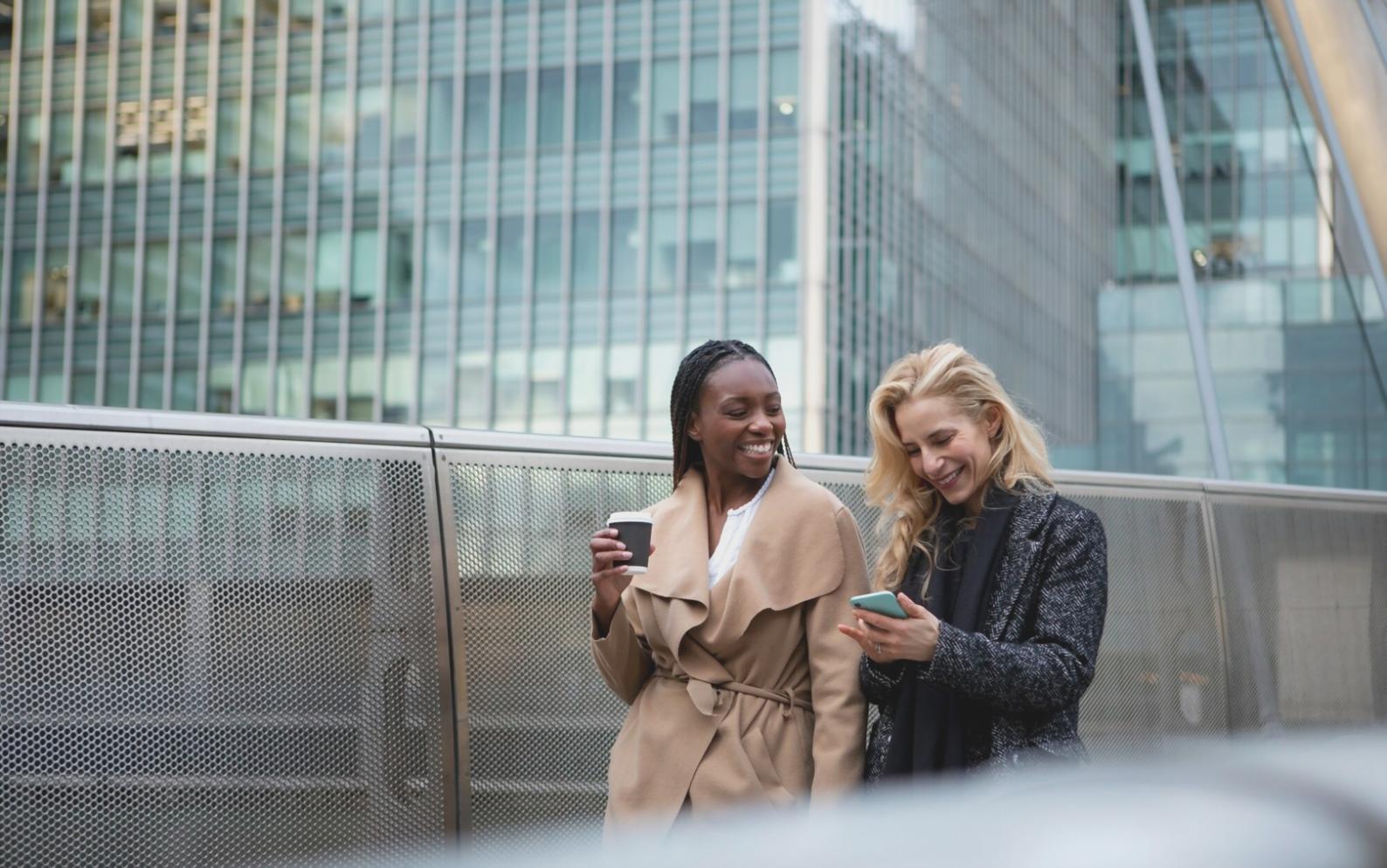 Professionelle Beratungssituation im modernen Büroumfeld