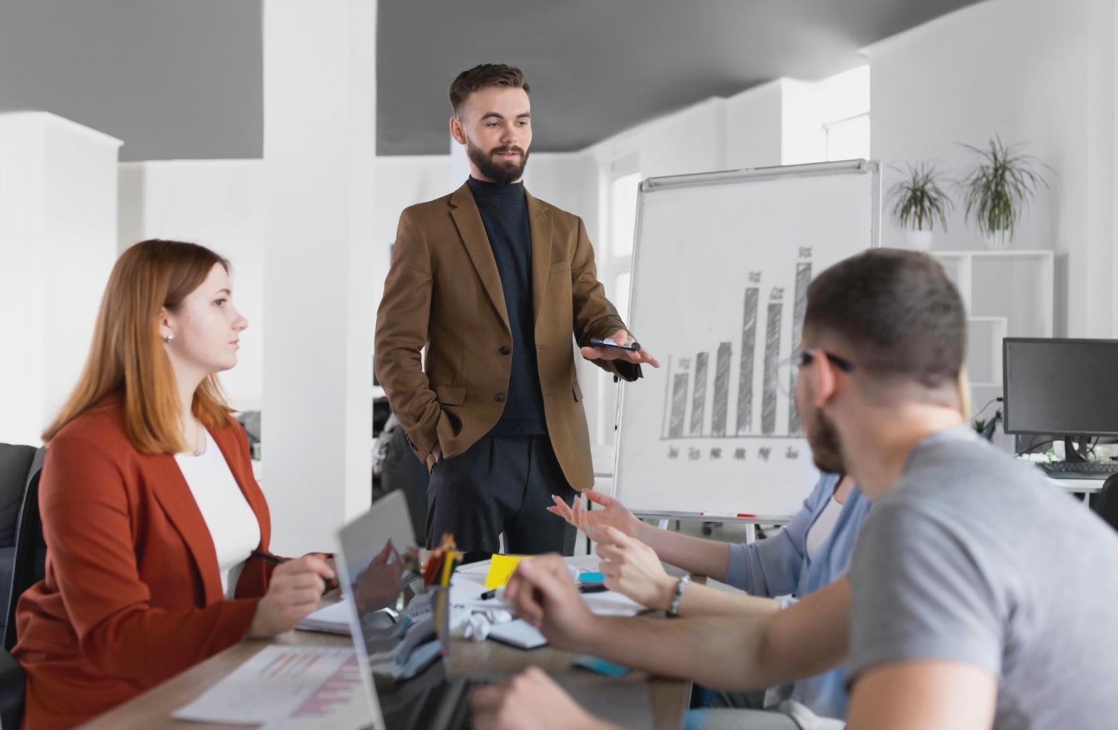 Praktische Anwendung von Personalmanagement-Tools in modernem Büroumfeld