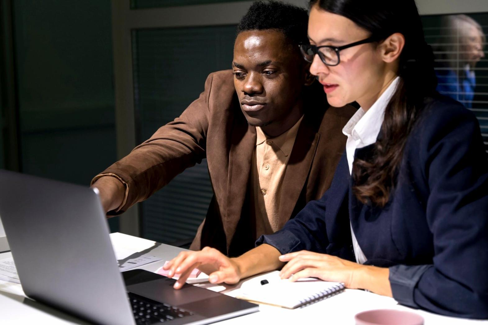 Moderne Arbeitsumgebung mit Fokus auf Teamarbeit und strategische Planung